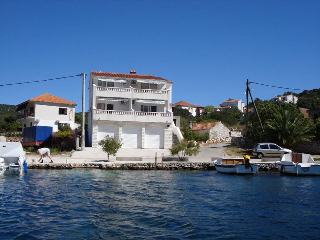 Apartmani Miranda - quiet & next to the sea: , Vinišće - Rivijera Trogir 