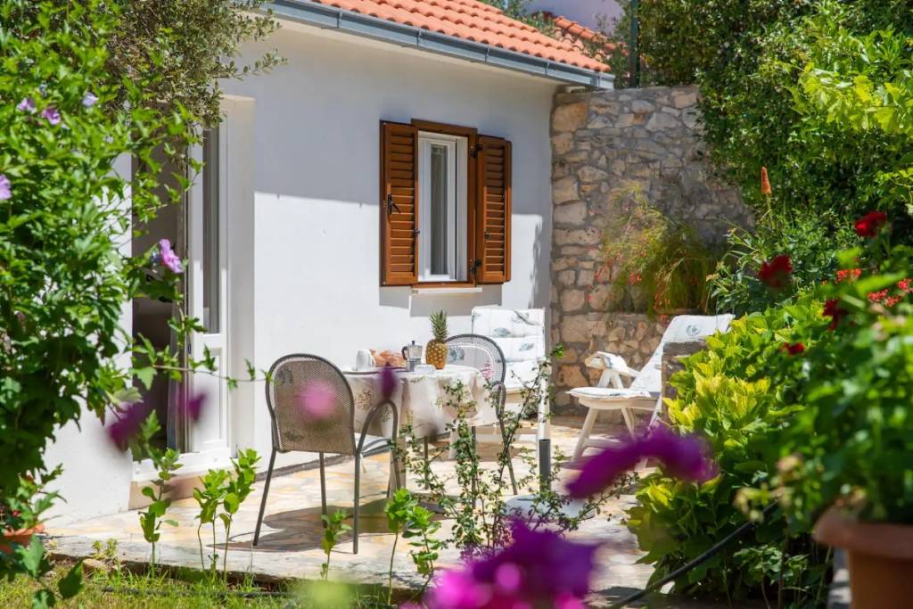 Apartmani Stone garden - cosy and comfy : , Supetar - Otok Brač 