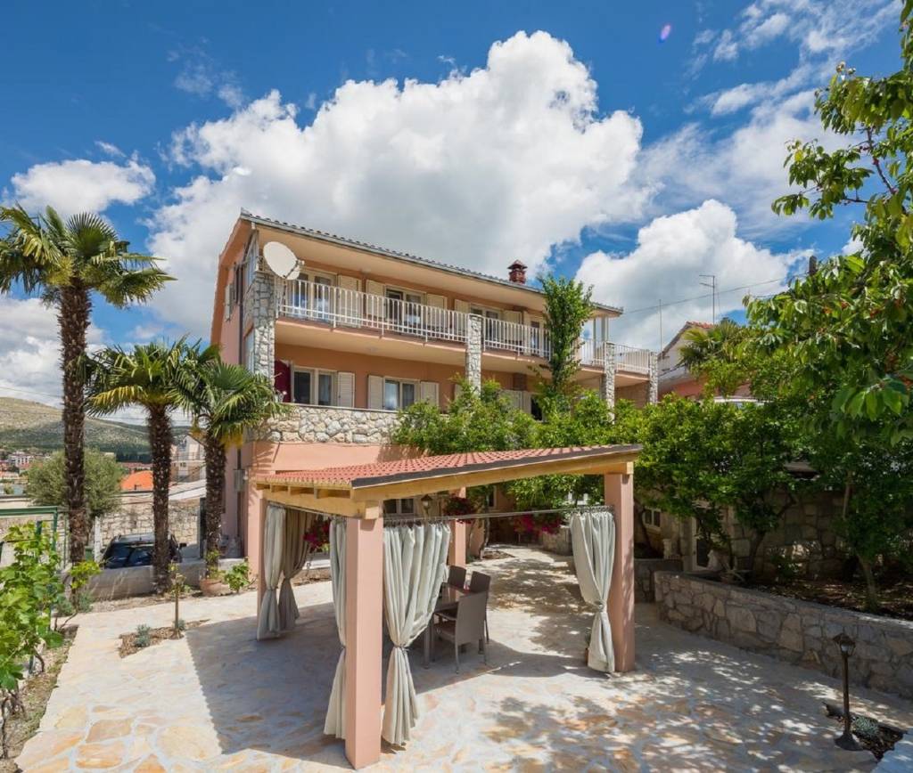 Apartmani Dora - with nice courtyard:, Trogir - Rivijera Trogir 